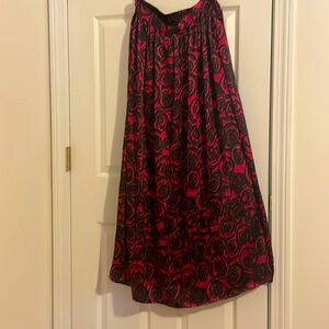Venus lovely silk-like long skirt! Pretty rose patterned lined & elegant. Size M